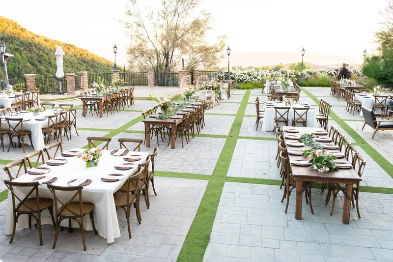 راهنمای جامع هزینههای عروسی در سال 1404 21 چیدمان روستیک میزها در فضای باز