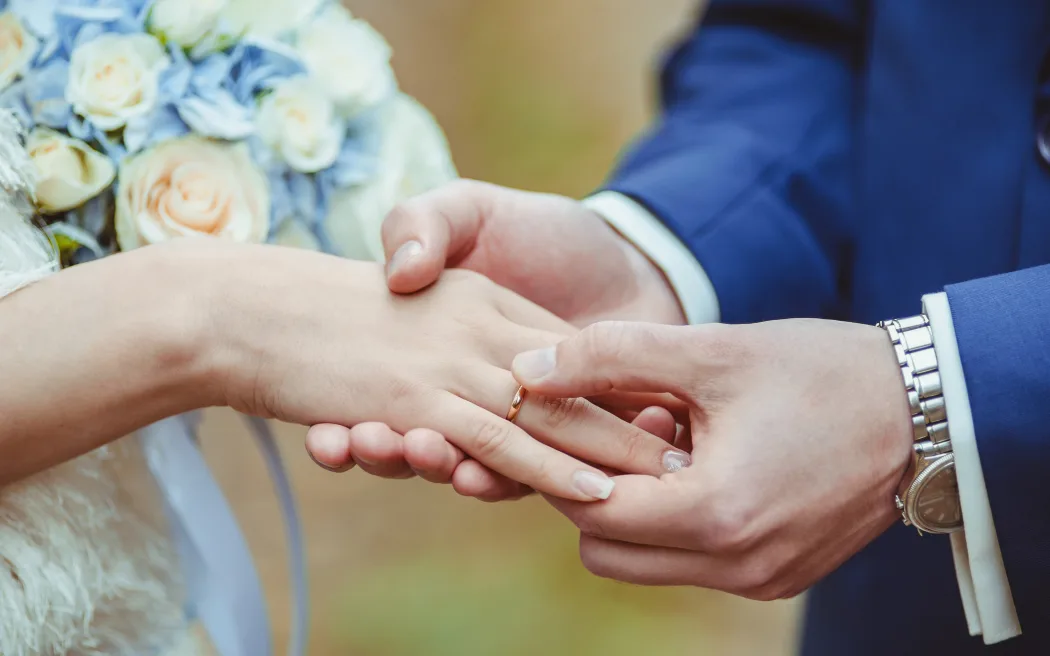 راهنمای جامع هزینههای عروسی در سال 1404 36 دست حلقه ازدواج