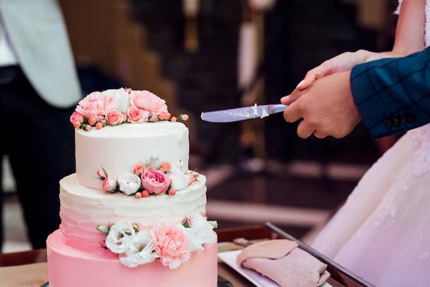 راهنمای جامع هزینههای عروسی در سال 1404 25 کیک و برش کیک